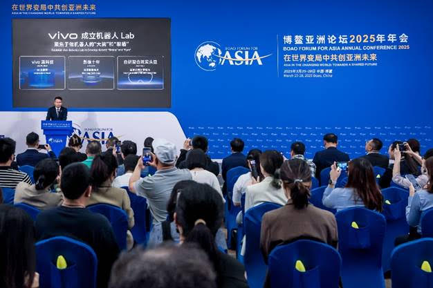 ร. หู ไป่ซาน รองประธานบริหารและประธานเจ้าหน้าที่ฝ่ายปฏิบัติการของ vivo
ขึ้นกล่าวสุนทรพจน์ ในงาน Boao Forum for Asia 2025 ณ เมืองโป๋อ๋าว มณฑลไห่หนาน สาธารณรัฐประชาชนจีน